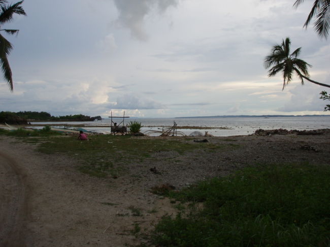 一周しているうちに日が暮れてきてあせっちゃいました。<br />フィリピンは日本と時差が1時間あるから日が暮れるのが早いのです。<br />この時期でも5時過ぎには暗くなり出す。