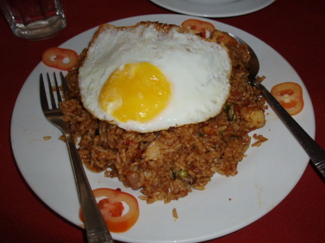 ナシゴレン。<br />メニューから好きなものを選べるんですが、他の国の人たちに比べるとちょっとしか食べない私達は、アイスクリームとかマネージャーさんがサービスしてくれました。