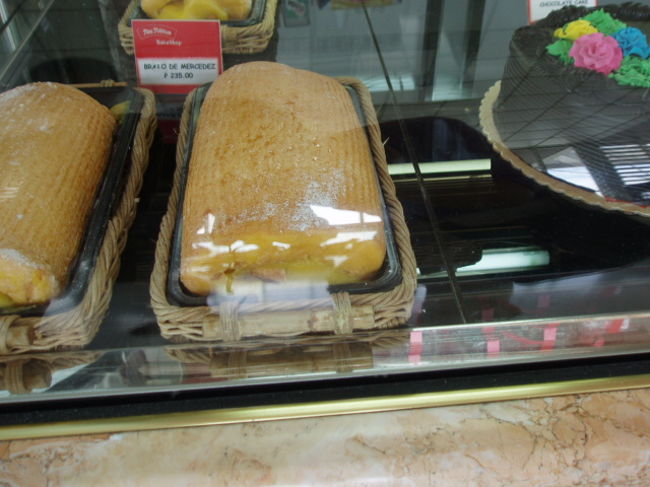 マニラ空港国内線で売られていたお菓子。<br />ここの空港、お店が何もないから暇なのよね。