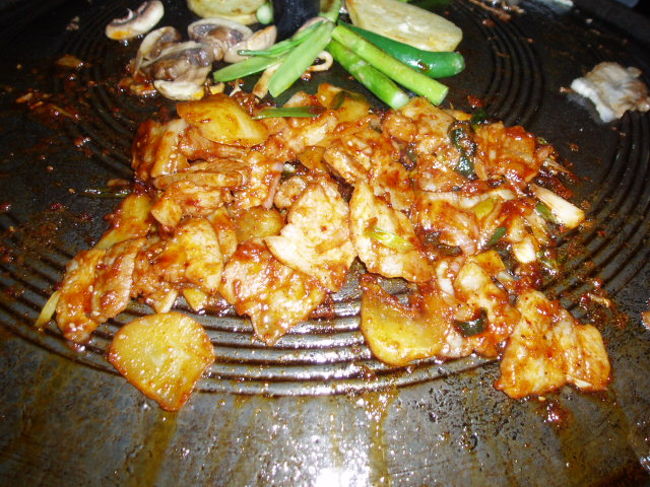 サムギョプサルとプルコギの中間みたいな焼肉。<br /><br />帰りはタクシーでホテルまで300ペソ。