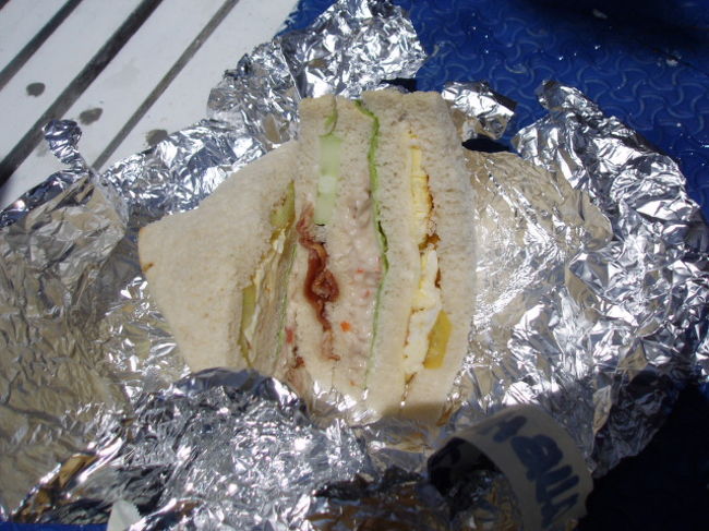 今日は一日アイランドホッピングだったので、ランチはホテルがお弁当を持たせてくれます。<br />焼きそばでも何でもテイクアウェイできるものは持たせてくれます。<br />私が頼んだのはクラブサンドイッチ。