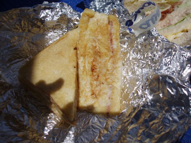 ダンナが頼んだウェッジサンドイッチ。<br />サンドイッチにした理由は、ご飯ものとか焼きそばにすると量が多すぎるから。