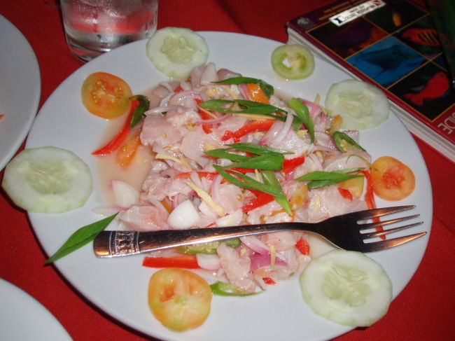 今回の旅ですっかり好きになってしまったフィリピン風お刺身キニラウ。<br />シイラのやつが美味いです。