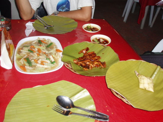マクタンの繁華街まで買い物がてら移動。<br />Mactan Grillという店で食べたフィリピン料理。