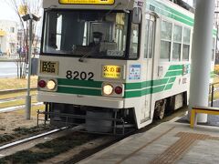 熊本駅前駅に入線してきた熊本市電。