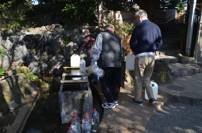 そうです、富士山の湧水を求めてたくさんの方が水を汲みに来ていました。