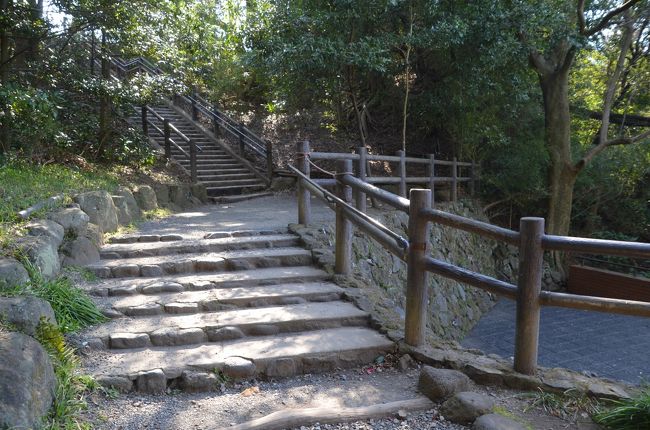 第二展望台から見上げる<br />階段は下から見上げた方が説明しやすく、地上が見えません。