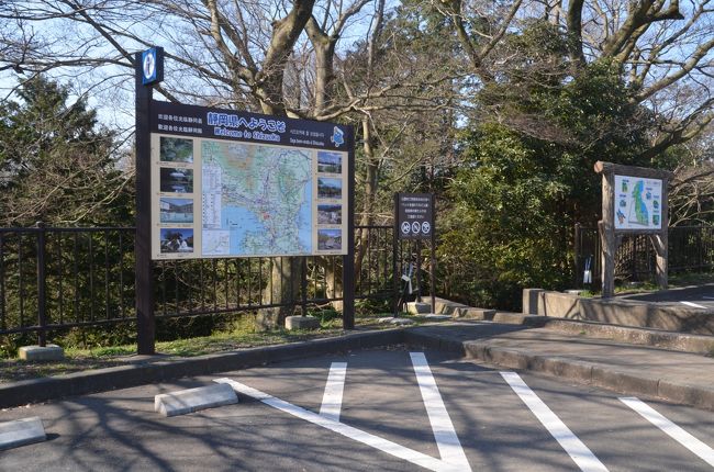 駐車場の案内板<br />静岡県へようこそ　と　柿田川公園　の二つが設置してありました。<br /><br />普通車の駐車料金は一回２００円、町民は無料です。