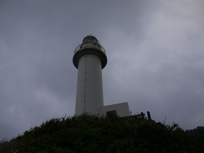 朝起きたら、やはり今日の天気も雨と曇でした。今日は１日レンタカーで石垣島巡りをします。ホテルを出て左回りで島を回ります。まず向かったのが、御神崎というスポット。付いたら、風がすごくて寒すぎる！！！ホテルで借りてきた傘が風ですぐに壊れてしまいました。