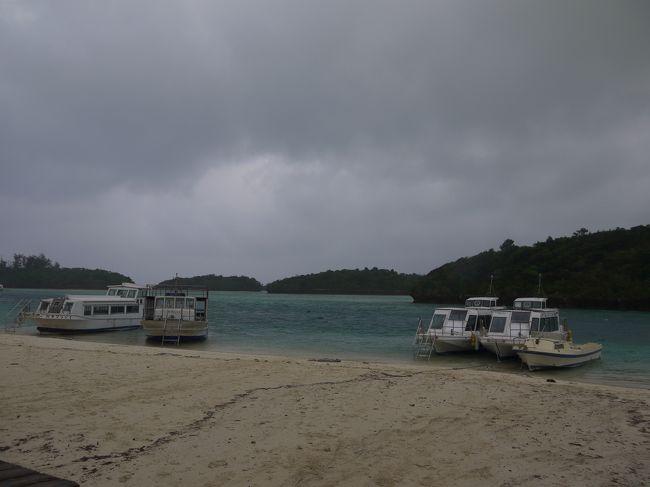 次に川平湾に到着。天気は曇りだけど、グラスボートが出ていましたので、乗船しました。晴れていれば、きっと綺麗なんだろうとみんなでいいながら(笑)