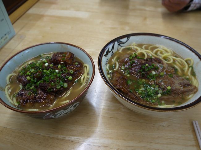 ソーキそばを注文。左が小で右が中です。小を頼んだのですが、ソーキの量は中と変わらないのではないかというくらいお肉が入っていました。とってもおいしかったです。ただ、お肉多過ぎるのとそばというよりもラーメンみたいな感じでした。