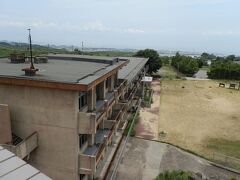 この監視所の横に、旧大野木場小学校があります。

平成3年9月15日の火砕流により焼失した校舎が当時のままの姿で保存されています。