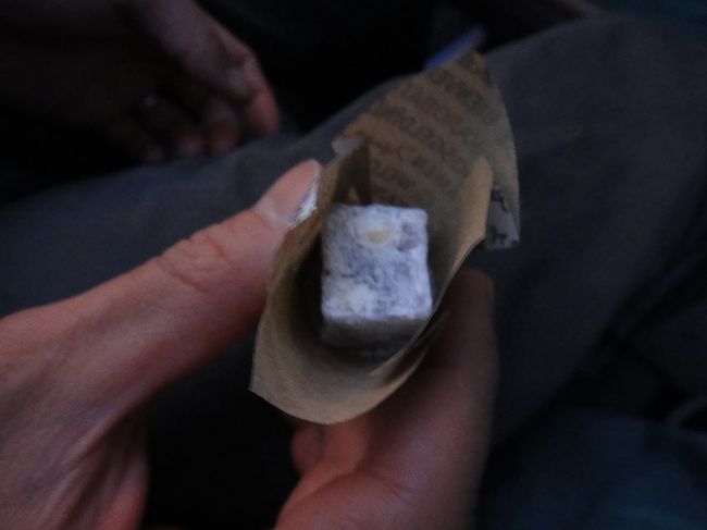 機内は満席であった。<br />搭乗すると、ロクムと言うトルコやエジプトなど中近東で食べられているお菓子をくれた。これを私は以前食べた事があり、その時はあまりの不味さに大笑いして吐き出した事があったが、不思議とこれは食べる事ができた。以前食べた物は芳香剤を食べているような味だったがあれは何だったんだ･･･