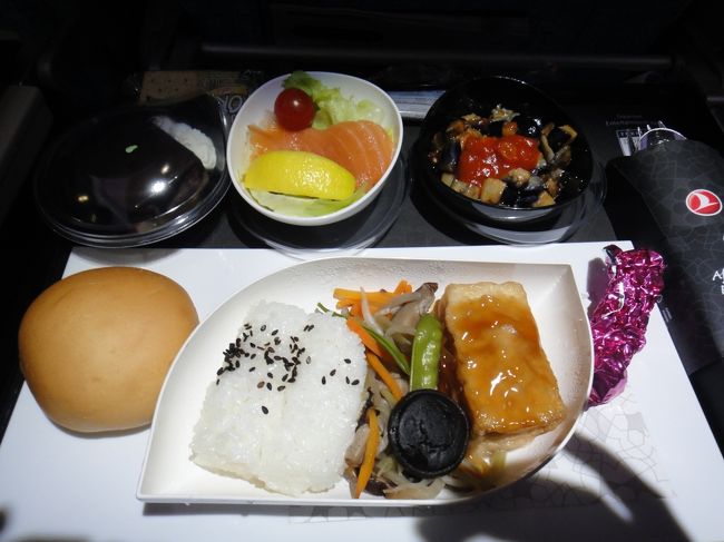 機内食。メインはあんかけ豆腐をチョイスしたが美味しかった。エコノミーにしか乗った事のない私には、メイン料理にお皿が使用されていた事ですら珍しい。更にエコノミーでアメニティキットをくれる航空会社はもうあまり無いのではないか？ペンケースのような布ケースに耳栓、歯ブラシ、アイマスク、リップクリームが入っていた。帰りは缶のケースだったが、あえて同じケースにしなかったのではないかと思う。<br />機内食の案内も機内放送のみではなくリーフレットだったので更にビックリ。<br />エコノミーでここまで揃っているのはシンガポール航空以来だ。