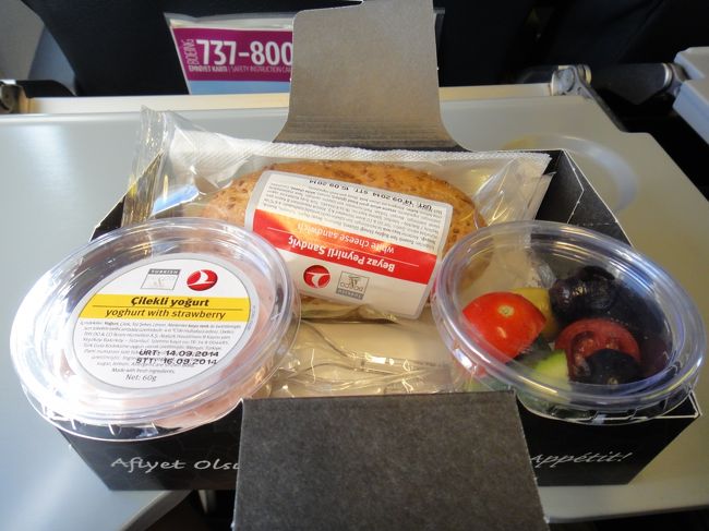 国内線でも軽食が出た。サンドイッチだけでなくサラダとヨーグルト付き。<br />トルコ航空。結構良いではないか。