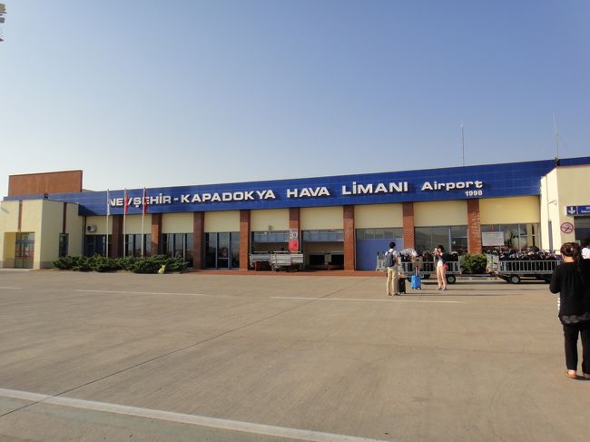 これがネブシェヒル空港。タラップなんてものはない。１日に多くて３便位しか飛んでいない。 <br />それにしても天気が良い。