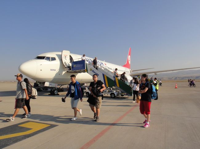 8:20　ﾈﾌﾞｼｪﾋﾙ空港到着。そして歩く。みなこの状態を撮影していた。<br />カッパドキアに数日滞在できるのであれば個人で周っても良いのだが、なんせ我々は日帰り。広大なカパッドキアの見どころを効率良く回るために、今回は現地ツアーを予約していた。空港までの送迎や食事も込みで約１万円だったかな。そしてお迎えの車に乗りツアー出発場所まで移動する。