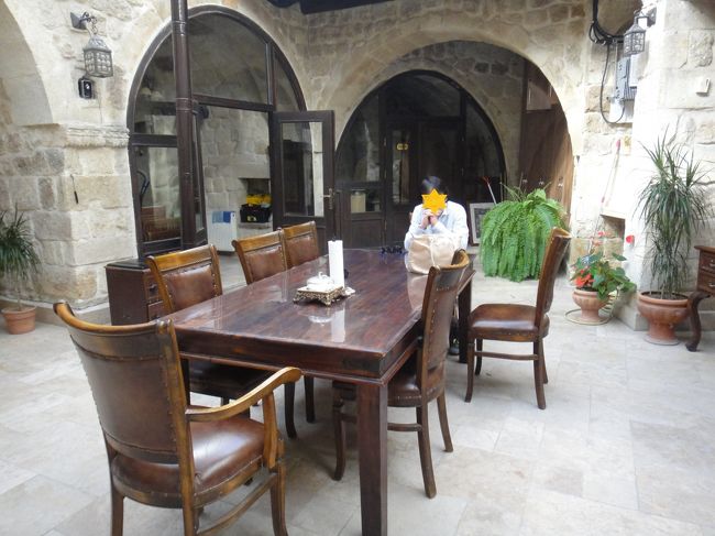 ツアー会社の待合室。既に洞窟感あり。そしてカイセリ空港から来る人を待っての出発。ここで初チャイをいただく。観光シーズン中なので大人数になるのかと思いきや、合流は母娘の親子２人のみ。日帰りツアーは我々２組だけであった。