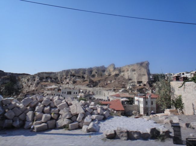 迎えの車には４，５組のグループが乗車し、まずはツアー会社まで行く。その後、我々はこっちだよ。と言われ、別の車に乗り換える。どうやら他の人達は宿泊ツアーで参加し、ホテル等の案内があるらしい。日帰りツアー参加は我々だけだった。