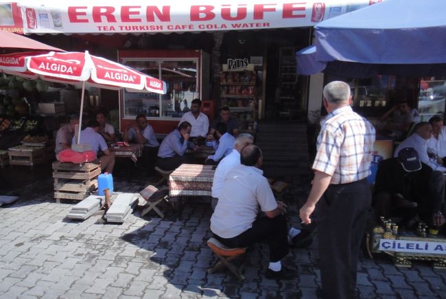 車窓より、トルコのおじさん達。チャイ中かな。それにしてもこのような光景を非常に多く見かけた。