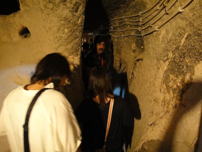 地下洞窟は細い道が多く、奥へ奥へと入っていく。真ん中の人が我々のガイドのおじさん。暗いのでペンライトを使っていろいろ説明してくれる。が、今となっては残念ながらほとんど覚えていない･･･