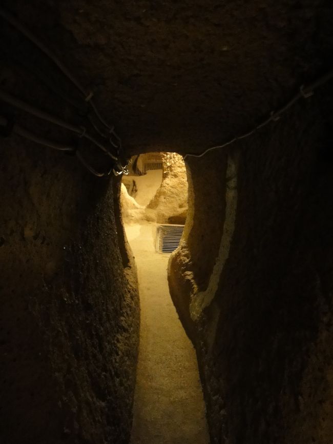かがまないと頭をぶつけてしまいそうな場所も多々あった。かなり奥深く、ここは地下８階と言っていたが、我々には、もはや何階だかわからない。一応順路を示す矢印はあるものの、個人で回ったら迷子になって出口にはたどり着くのにかなり苦労するであろう。<br />実際迷子になった人達がいて我々のガイドのおじさんが教えてあげていた。