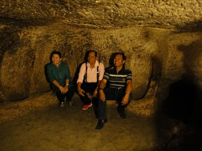 マレー系の方々かな？笑っていますが、ここは確かトイレって言ってた。<br />他にもキッチンだとか、地下ですべて生活できるようになっていた。