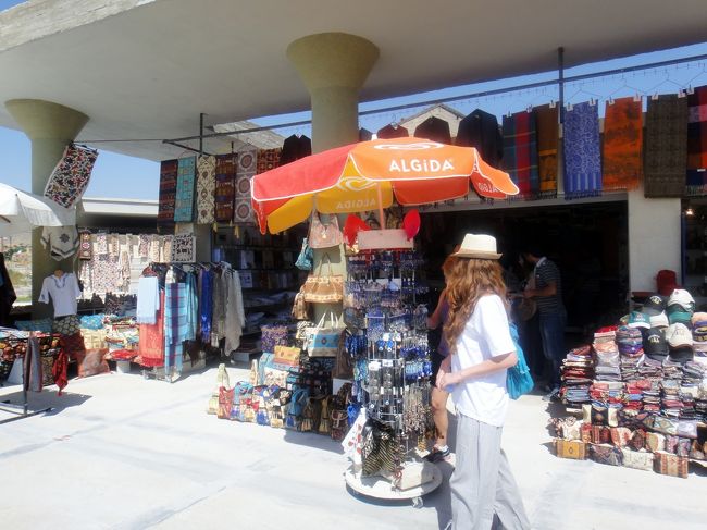 地下都市の出入口付近にあるお土産屋さん。<br />親子はここで何か買ったようだが、なんと日本円で買えてビックリしたと言っていた。よほど日本人が多く、円が信用されているんだろう。