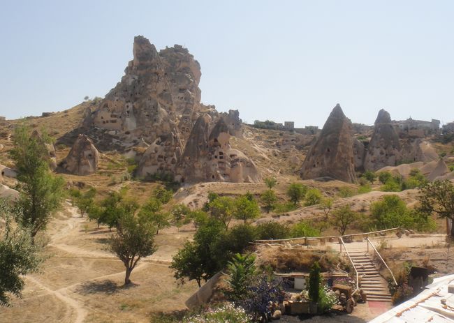 続いてウチヒサール城。この辺りが一番標高が高いらしい。中に入る事もできるようだが、なんせ我々はツアーの為に眺めるのみ。