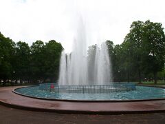 公園の真ん中には大きな噴水。