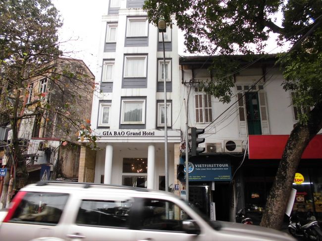 ザオパオグランドホテルに到着。間口狭く細長いホテルです。