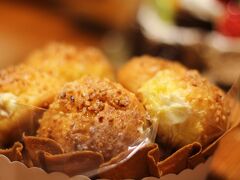 これが「たのや」のシュークリームが沢山詰まったシューバスケット！！
バスケットもお菓子で出来ているので全部食べる事が出来ます(^^)/

ここのシュークリームは小ぶりだけどクリームがこれでもかっっ！？という位詰まっていて本当に美味しい♪