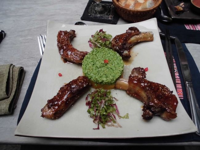 メイン　ポークリブ、異常なボリュームです。
