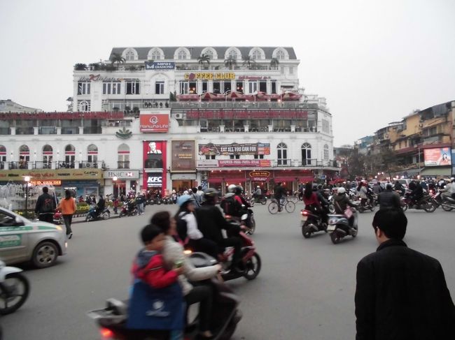 結構スピードが出ているバイクが多く、横断歩道を渡るのが一苦労です。