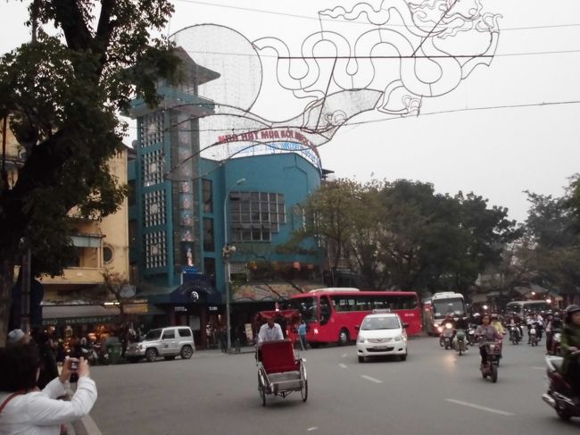 ホーグオムプラザ前よりタンロン水上人形劇場が見えます。