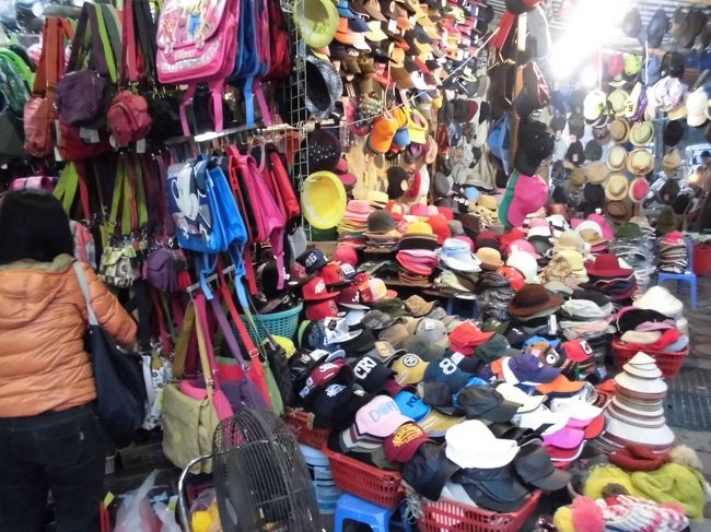 ロースー通り角の帽子屋さん、帽子３ドルで購入する。