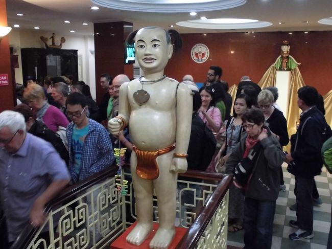 劇場２Ｆ階段入口にある人形です。