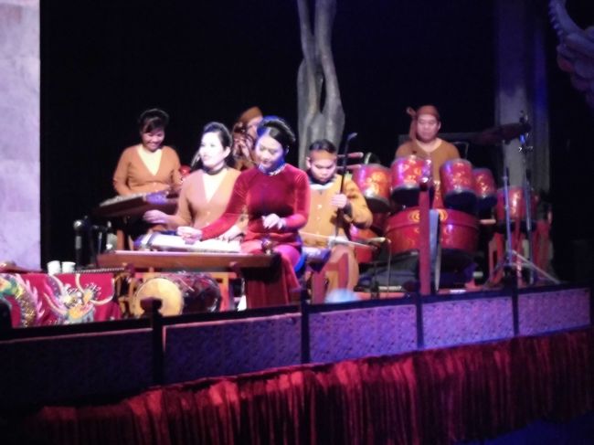 伝統的楽器演奏で始まります。