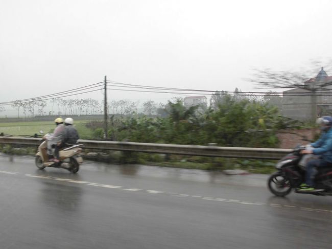 ハロン湾への途中、前の車が遅いとどんどん追い越して行きます。
