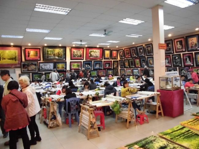 お土産屋さんの中、若い女の子達がベトナム刺繍をしています。