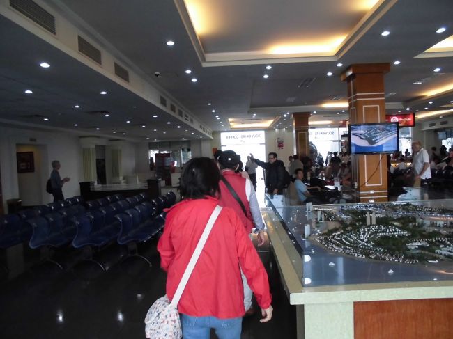 １２；００　トアンチャウ島にあるクルーズの待合室に到着。