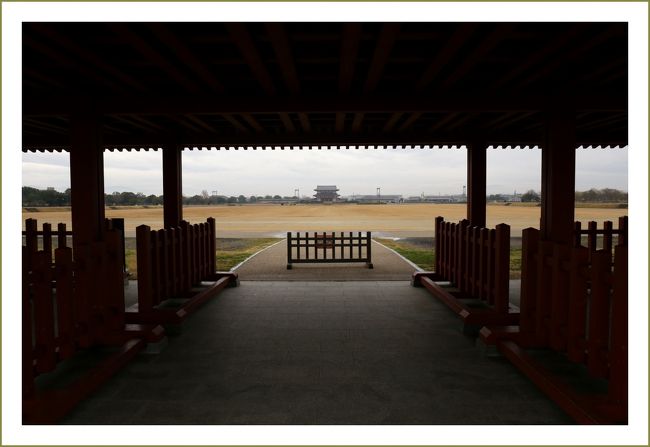 ★平城宮跡（観梅）／奈良県奈良市佐紀町<br />・第一次大極殿　南門から朱雀門<br />　遠くに見えるのは平城宮の正門「朱雀門」です。その前では外国使節の送迎を行ったり、大勢の人達が集まって歌垣などを行ったりし、正月には天皇がこの門まで出向き、新年のお祝いをすることもありました。