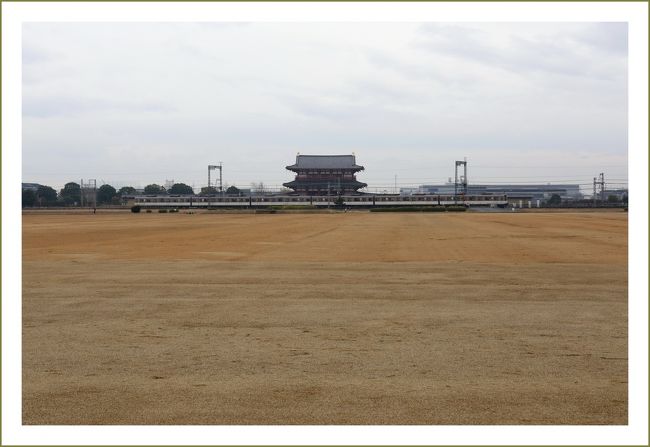 ★平城宮跡（観梅）／奈良県奈良市佐紀町<br />・近鉄奈良線と朱雀門<br />　朱雀門に関する直接資料は、発掘調査によって明らかになった、基壇を示す基礎と地業、平面規模を知る柱位置、出土した屋根の瓦です。<br />