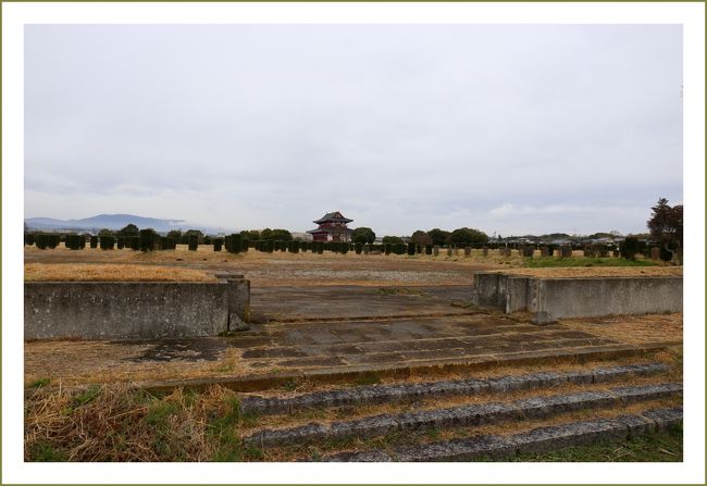 ★平城宮跡（観梅）／奈良県奈良市佐紀町<br />・第二次大極殿から大極殿を望む<br />　