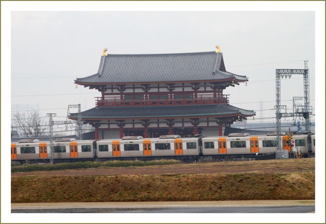 ★平城宮跡（観梅）／奈良県奈良市佐紀町<br />・近鉄奈良線と朱雀門<br />　朱雀門の復原研究は、昭和３９年度に同跡地を発掘調査し、翌年に十分の一の模型を製作したところから始まりました。<br />