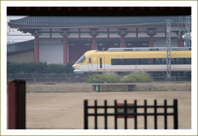 ★平城宮跡（観梅）／奈良県奈良市佐紀町<br />・近鉄奈良線と朱雀門<br />　朱雀門の左右には高さ５．５ｍの築地がめぐり、１３０ｈａの広さの宮城を取り囲んでいました。 <br />