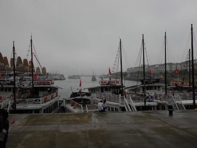 トアンチャウ港。クルーズ船発着場です。<br />横のリゾートマンション　３０００万円との事です。
