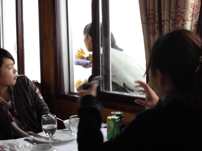 窓の外は、ボートで乗付けた物売りのおねいさん。