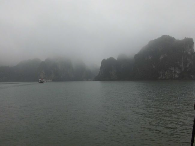 霧のハロン湾も風情があります。<br />天気がいい時は５月〜８月だそうです。<br />ただし、とても暑いとの事です。