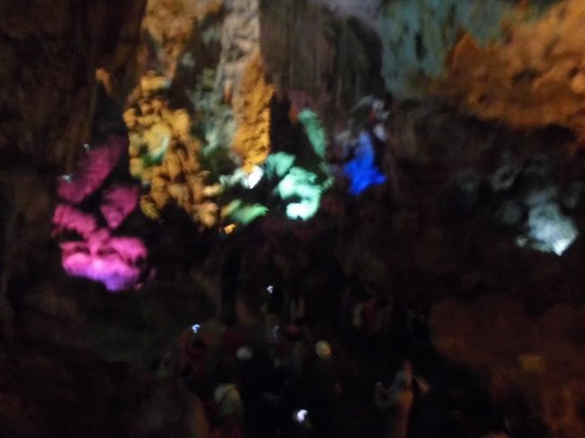 ティエングン洞の中です。<br />ライトアップされて幻想的な世界です。